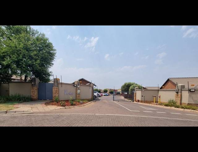 2 BEDROOM TOWNHOUSE FOR SALE IN MONAVONI